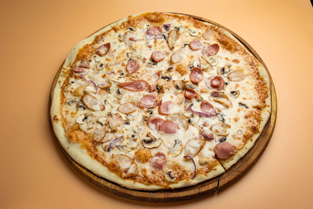 leckere Pizza mit Käse und Gemüse - Foto, Bild