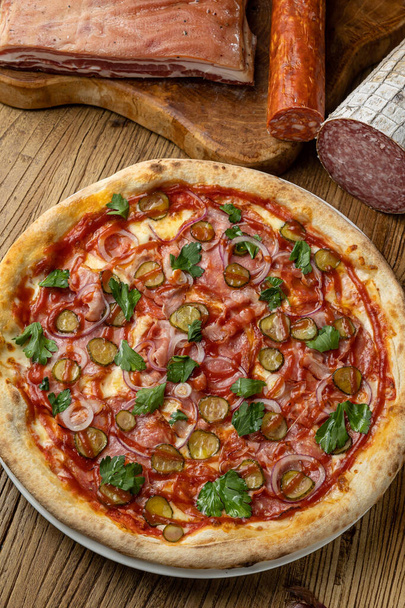 vynikající pizza se sýrem a zeleninou - Fotografie, Obrázek