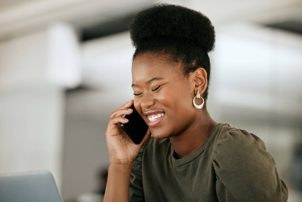 Smartphone, communication and business black woman or Human Resources manager talking for about us, faq and company information. Tech, cellphone and happy african payroll hr for staff management chat. - Zdjęcie, obraz