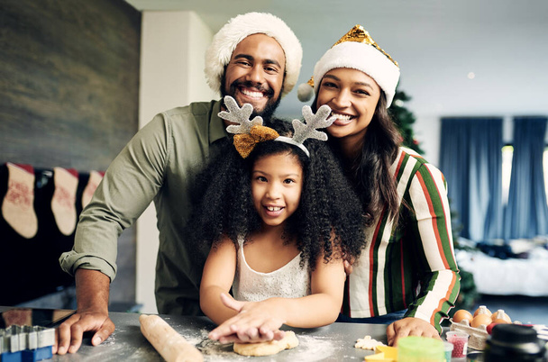 Karácsonyi, portré és családi sütés cookie-k, torta vagy desszert egy nyaralás party a házukban. Boldog, mosoly és a szülők főzés ünnepi édes kezeli a gyermek a konyhában a karácsonyi esemény. - Fotó, kép