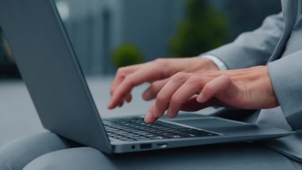 Közelkép női kezek gépelés laptop üzleti nő szabadúszó dolgozik távolról küld szöveges üzenetet e-mailben csevegés kliens online böngészési információk internetes távoktatás - Felvétel, videó