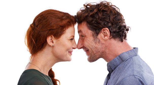 Sladké romantické chvíle. milující mladý pár stojící tváří v tvář s nosem dotýkajícím se - Fotografie, Obrázek