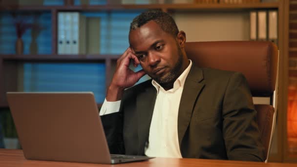 Moe slaperige Afro-Amerikaanse zakenman zittend op het werk in slaap leunend op arm verveeld man manager slapen op kantoor bureau met laptop gevoel van vermoeidheid van overwerk lijden aan malaise - Video