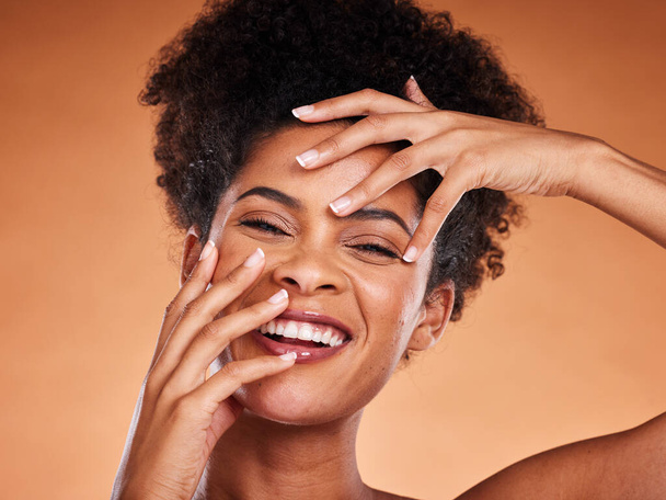 Schönheit, Hautpflege und Gesicht Porträt einer schwarzen Frau mit glühender Haut Routine, Selbstliebe und glücklich mit luxuriösen Gesichtsbehandlung. Wellness-Salon, Make-up Kosmetik und Model zufrieden mit Hautpflege-Routine. - Foto, Bild