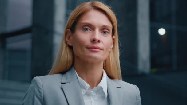 Headshot inspired motivated successful businesswoman professional manager lawyer leader looking at camera smiling attractive happy caucasian woman satisfied customer standing on street posing outdoors - Footage, Video