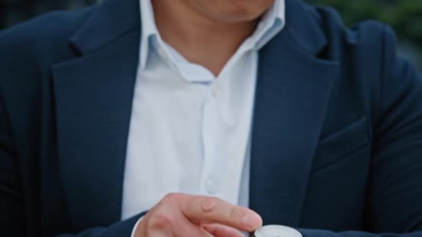 Cropped view close up Ázsiai középkorú üzletember hivatalos öltönyben férfi főnök cég vezérigazgató ellenőrizze a késés keres luxus karóra várja a találkozót. Kézi kar óra közelkép - Felvétel, videó