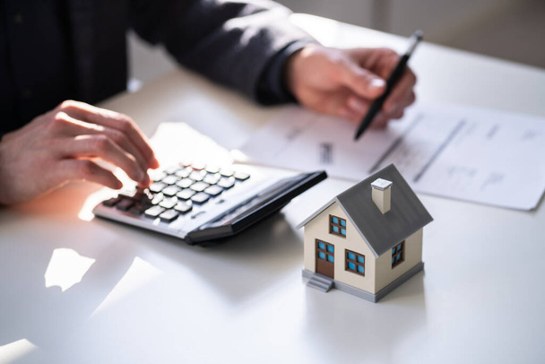 Calculating Asset Property Tax. Real Estate House - Фото, зображення