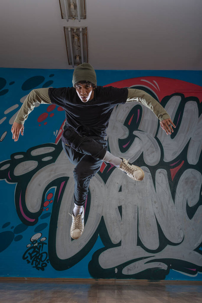Moderne rapper dansen in garage. Stedelijke levensstijl, hiphop. - Foto, afbeelding