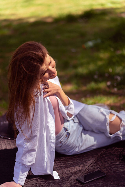 Ritratto all'aperto di giovane donna felice in natura. Ragazza attraente in Sunny Summer Green Park
 - Foto, immagini