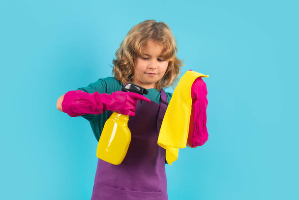 Dzieciak pomagający w pracach domowych, sprzątaniu. Dzieci pomagające w sprzątaniu domu. Pokojówka w domu. słodkie dziecko chłopiec pomaga w sprzątaniu na niebieski studio backdround - Zdjęcie, obraz