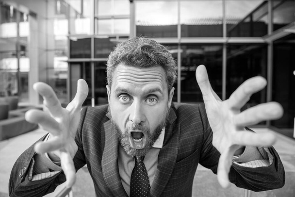 rozzlobený dospělý obchodník ve formalwear křičí a gesta, stres. - Fotografie, Obrázek