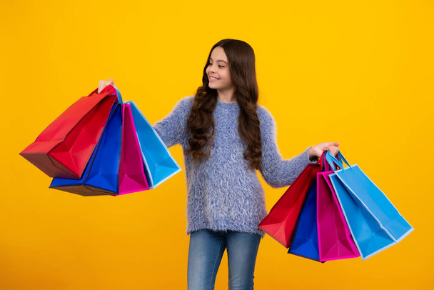 Teenager hold shopping bag enjoying sale. Child girl is ready to go shopping. Happy teenager, positive and smiling emotions of teen girl - Fotoğraf, Görsel