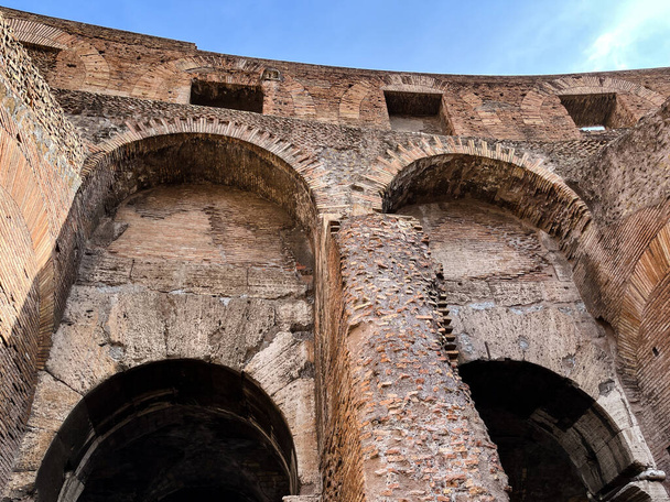 Róma, Olaszország - 2022. október 24.: A Colosseum látképe Rómában és a reggeli napsütésben, Olaszország, Európa. - Fotó, kép