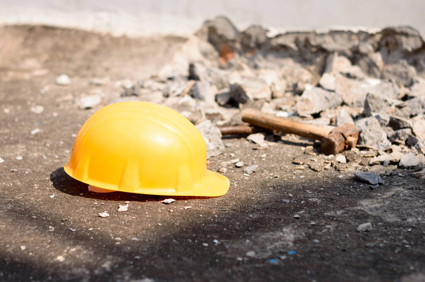 Veiligheidshelm in de bouwplaats. Gele hoed. Voorzorgsmaatregelen op het gebied van de veiligheid op de werkplek Achtergrond Concepten. - Foto, afbeelding