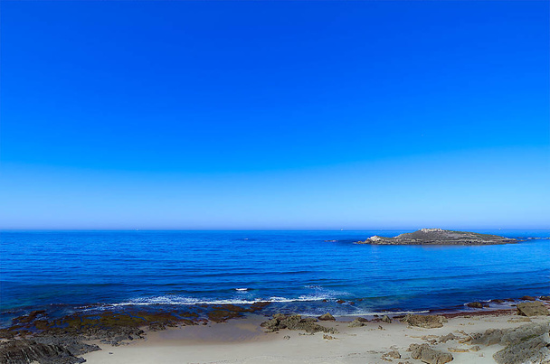 Θαλάσσιο τοπίο με βραχώδη παραλία στην πορτογαλική ακτή του Ατλαντικού - Φωτογραφία, εικόνα