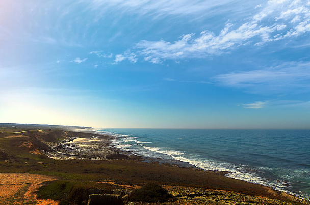 Meereslandschaft mit Felsstrand an der portugiesischen Atlantikküste - Foto, Bild