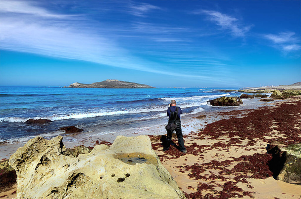 Θαλάσσιο τοπίο με βραχώδη παραλία στην πορτογαλική ακτή του Ατλαντικού - Φωτογραφία, εικόνα