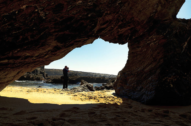 Морський мис з кам "янистим пляжем на португальському узбережжі Атлантики. - Фото, зображення