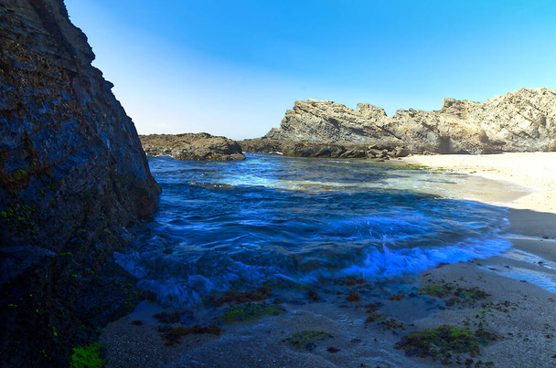 Tengerpart sziklás stranddal a portugál tengerparton az Atlanti-óceán - Fotó, kép