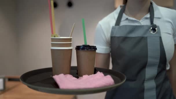 Cameriere in grembiule pulizia vetri sporchi da tavoli in caffetteria - Filmati, video