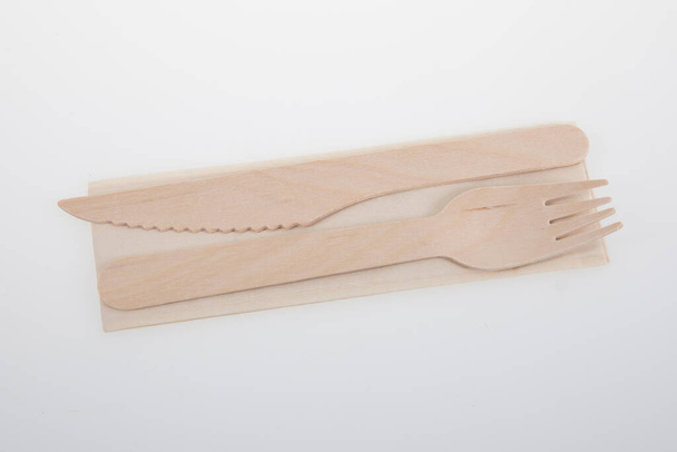 vajilla de madera cuchillo de horquilla de madera y servilleta reciclada reciclable sobre fondo blanco - Foto, imagen