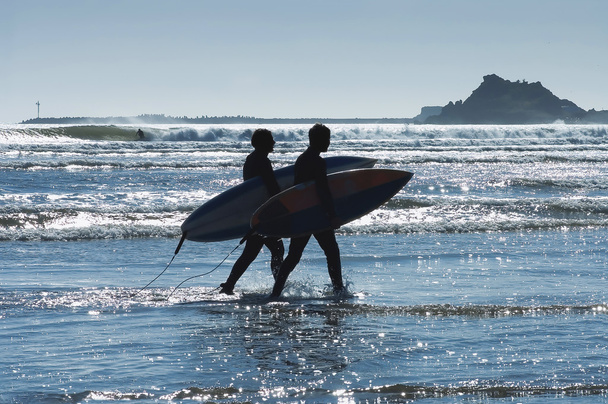 surfers στο ηλιοβασίλεμα - Φωτογραφία, εικόνα