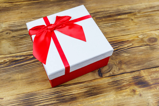 Geschenk-Box auf einem hölzernen Hintergrund - Foto, Bild