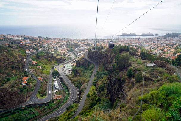 kolejka linowa i terminal wycieczkowy funchal na Maderze - Zdjęcie, obraz
