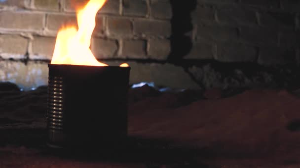 Las velas de la zanja ardiente son hechas por voluntarios ayudantes. Ayuda para soldados ucranianos. Primer plano de un equipo de personas haciendo velas especiales de calentamiento hechas a mano para la temporada de invierno - Metraje, vídeo