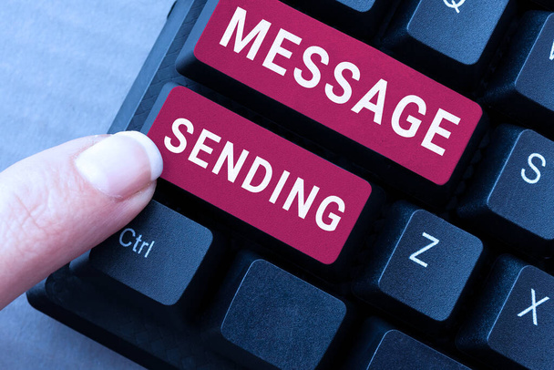 Signe texte montrant Message Envoi, Concept d'affaires pour transmettre ou communiquer ses sentiments ou ses désirs - Photo, image