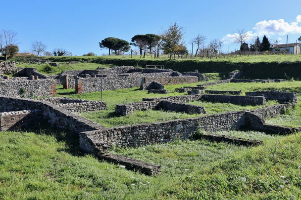 Mirabella Eclano, Campanië, Italië 23 november 2022: Ruïnes van de oude Romeinse stad Aeclanum uit de 3e eeuw voor Christus. - Foto, afbeelding