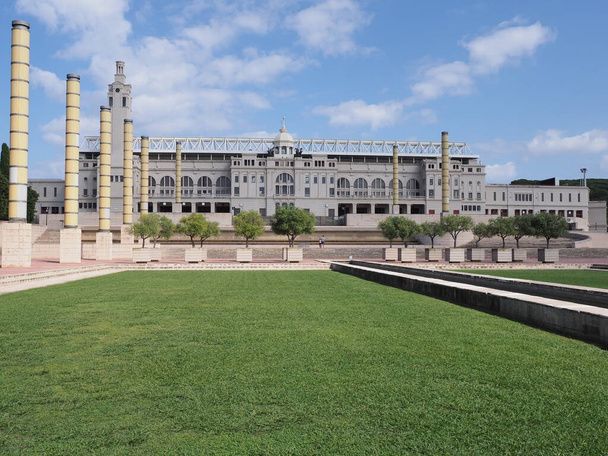Campo de hierba y estadio de la ciudad europea de Barcelona en el distrito de Cataluña en España, cielo azul claro en 2019 cálido día soleado de verano en septiembre. - Foto, imagen