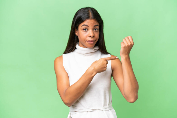 Mladý africký Američan žena přes izolované pozadí dělat gesto pozdě - Fotografie, Obrázek