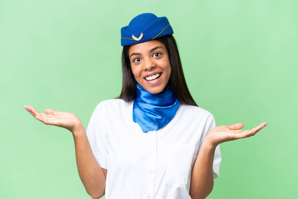 Repülőgép stewardess afro-amerikai nő elszigetelt háttér sokkos arckifejezés - Fotó, kép
