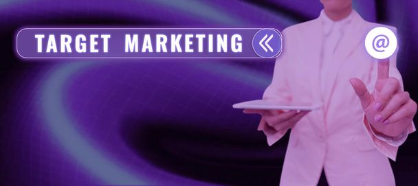 Znak tekstowy pokazujący Target Marketing, Koncepcja biznesowa Segmentacja rynku Audiencja ukierunkowana Wybór klienta - Zdjęcie, obraz