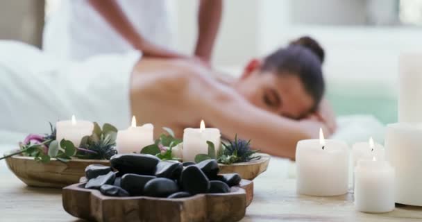 Relaks, spa i świece dla masażystki w luksusowym kurorcie dla wellness w Brazylii. Piękno, spokój i terapia produkty pierwszy plan z spokojnej dziewczyny klient śpi na łóżku do masażu - Materiał filmowy, wideo