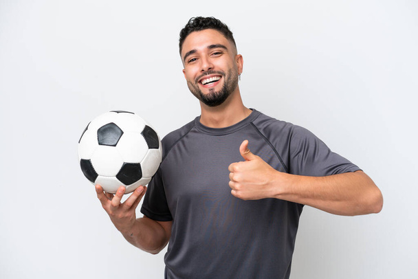 アラブ若いサッカー選手男孤立した上に白い背景与えます親指アップジェスチャー - 写真・画像