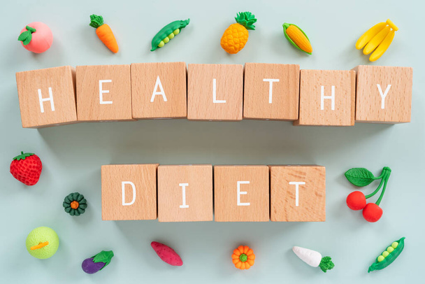 Dřevěné bloky s textem "HEALTHY DIET" pojmů a potravinářských hraček. - Fotografie, Obrázek