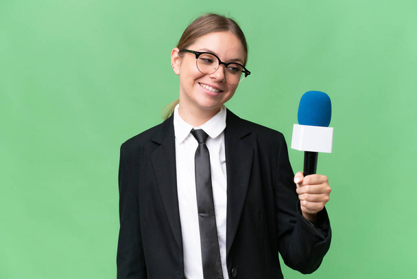 Joven presentadora de televisión mujer caucásica sobre fondo aislado con expresión feliz - Foto, imagen