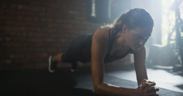 Fitness, Planke und starke Frau trainieren ihre Kern- und Bauchmuskeln im Fitnessstudio für Gesundheit und Kraft. Arme, Bauch und Gymnastik oder Workout mit einer Sportlerin mit Gleichgewicht für Bodybuilding. - Filmmaterial, Video