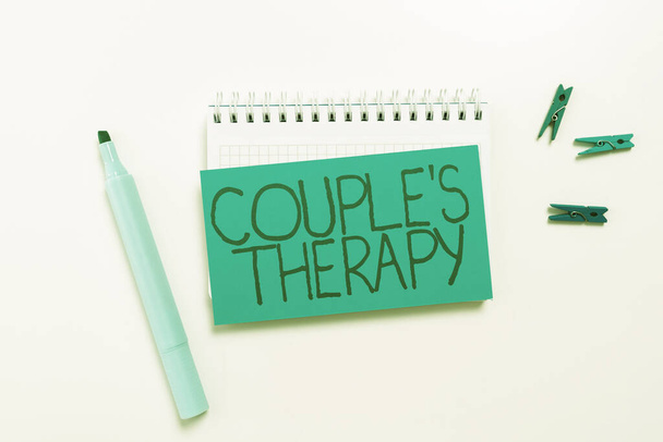 Signe montrant la thérapie de couple S, idée d'affaires traiter la détresse de la relation pour les individus et les couples - Photo, image