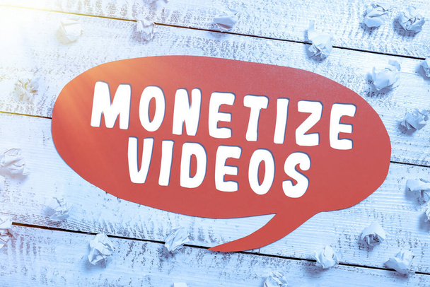 Konceptuális megjelenítés Monetize videók, Internet Concept folyamat pénzt keresni a feltöltött YouTube videók - Fotó, kép