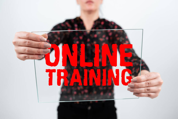 Textschild mit Online-Schulung, Businessübersicht Computergestütztes Training Distanz oder elektronisches Lernen - Foto, Bild