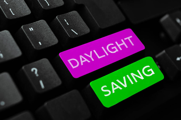 Εγγραφείτε για να εμφανίσετε Daylight Saving, Business έννοια γυρίζοντας το ρολόι μπροστά καθώς πλησιάζει θερμότερος καιρός - Φωτογραφία, εικόνα