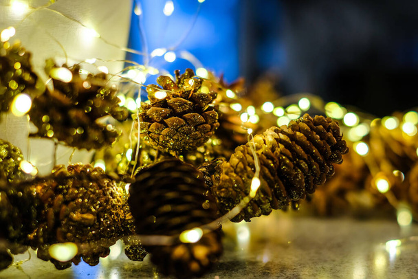 Χριστουγεννιάτικα στολίδια και φώτα σε ένα άνετο σπίτι. Χριστουγεννιάτικο πνεύμα. Αποσυγκεντρωμένος. Υψηλής ποιότητας φωτογραφία - Φωτογραφία, εικόνα