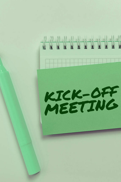 Εγγραφή εμφάνισης κειμένου Kick Off Meeting, Επιχειρηματική ιδέα πρώτη συνάντηση με την ομάδα του έργου και τον πελάτη - Φωτογραφία, εικόνα