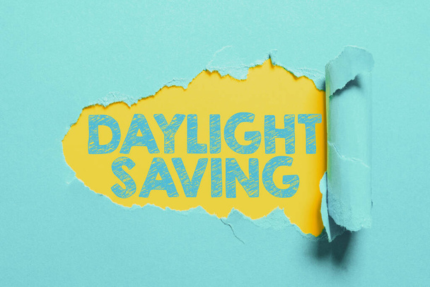 Koncepcionális megjelenítés Napfény-megtakarítás, Üzleti ötlet az óra előreforgatása a melegebb időjárás közeledtével - Fotó, kép