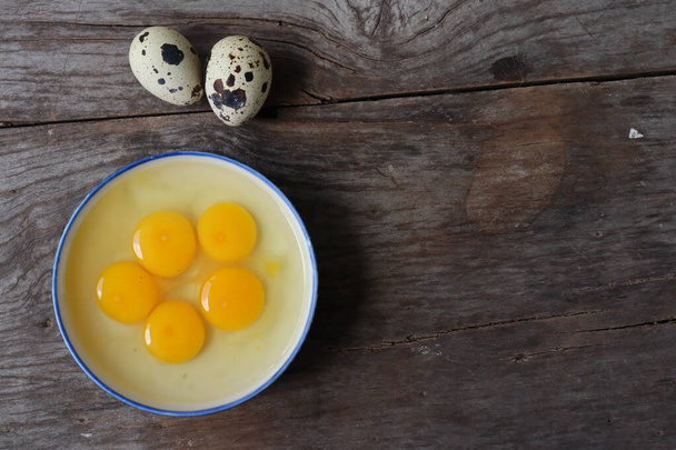 Αυγά ορτυκιού ωμά σε φόντο ξύλου - Φωτογραφία, εικόνα