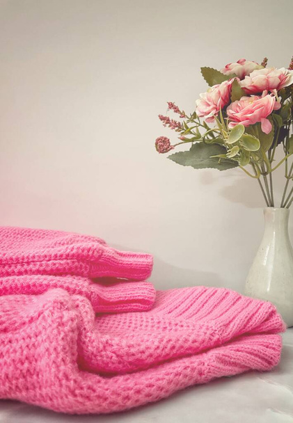 ピンクのセーター生地とバラの花 - 写真・画像
