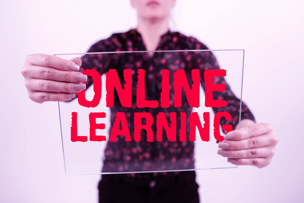 Koncepcionális kijelző Online tanulás, koncepcionális fotó oktatási eszköz alapuló és az internetről elérhető - Fotó, kép